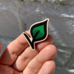 "V is for vegan" - wooden pin badge - Image 3